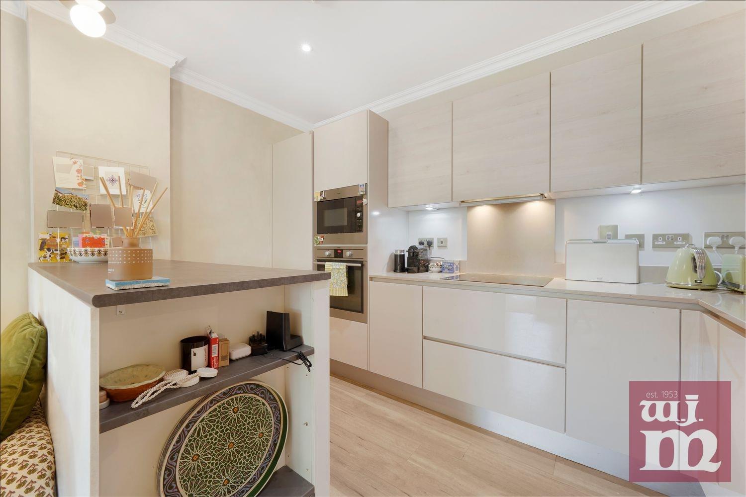 2 bed property in Maypole Court, Mile End